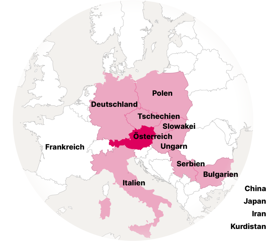 Landkarte mit Übersicht aller Länder Europas. Die Länder, aus denen die diesjährigen Künstler teilnehmen, sind farblich hervorgehoben. Länder die nicht in Europa liegen, sind namentlich erwähnt. Die diesjährigen Künstler kommen aus Österreich sowie folgenden Ländern: Bulgarien, China, China, Deutschland, Frankreich, Iran, Italien, Japan, Kurdistan, Polen, Serbien, Slowakei, Tschechien, Ungarn